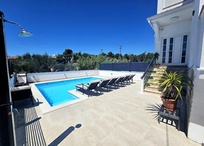 Villa Lungomare With Private Pool